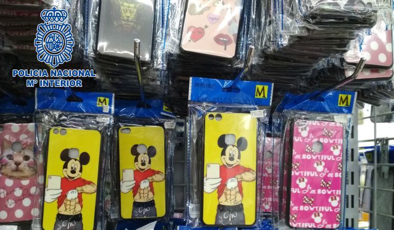 Los agentes se incautaron de fundas de móviles, juguetes y bolsos de varias marcas falsificados.