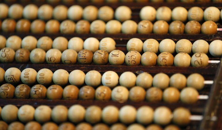 Detall de les taules amb les boles del sorteig d'aquest dilluns.