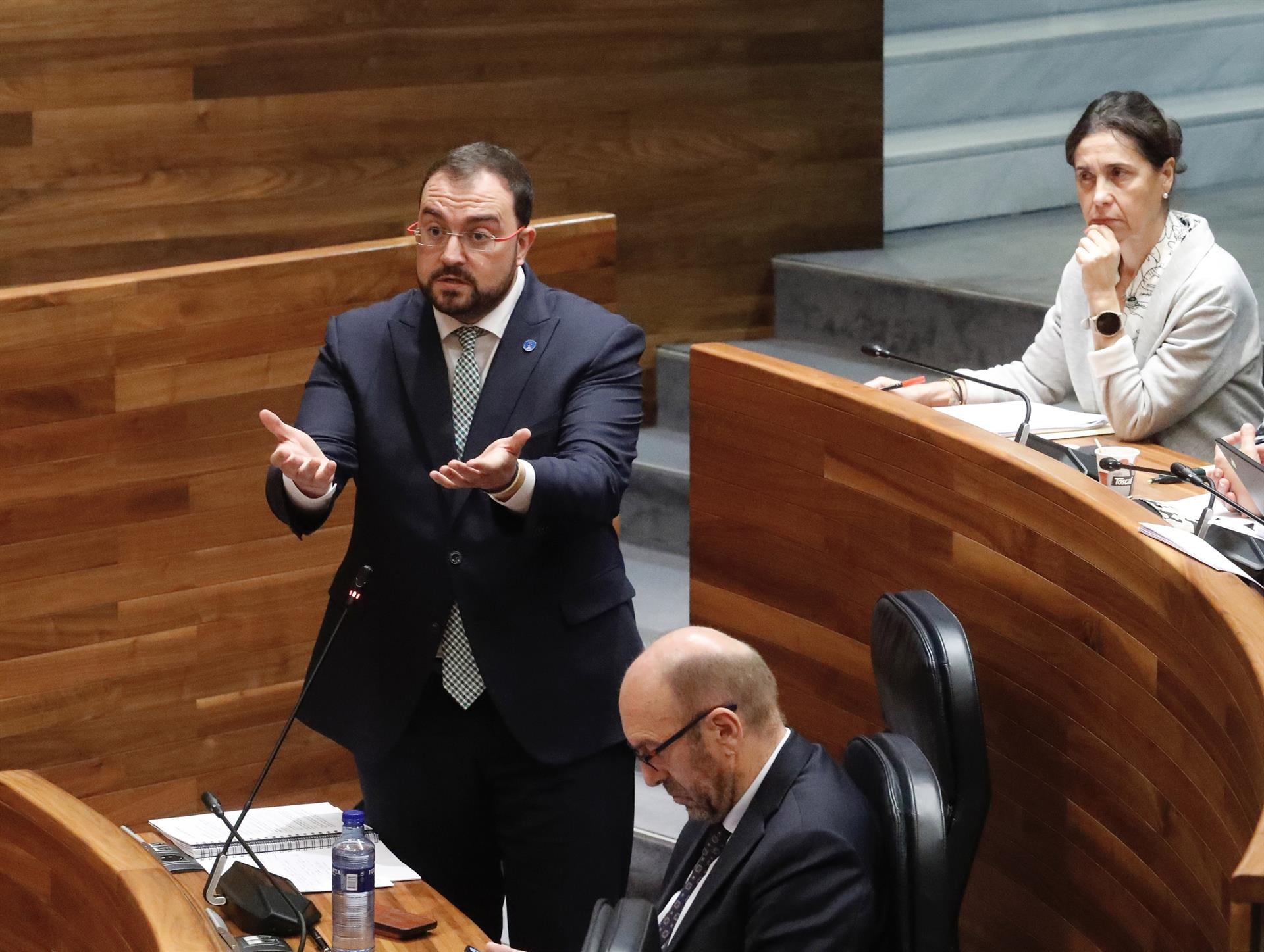 El PP preguntaba por qué Asturias no deflacta el IRPF como otros gobiernos autonómicos y Barbón apeló a razones de &quot;justicia social&quot;.