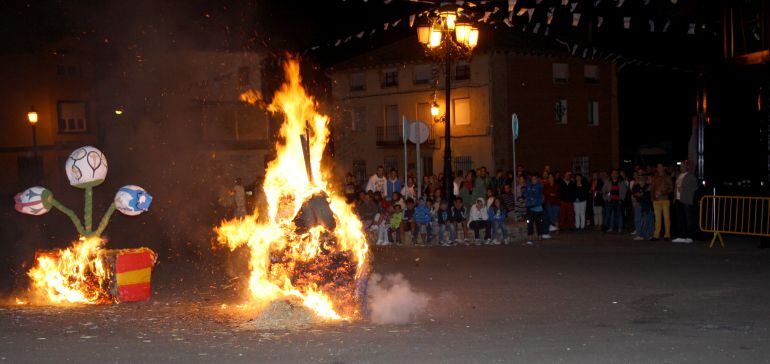 En la Fiesta de la Plaza de la Estación se produce la &quot;Quema de la mascota&quot;