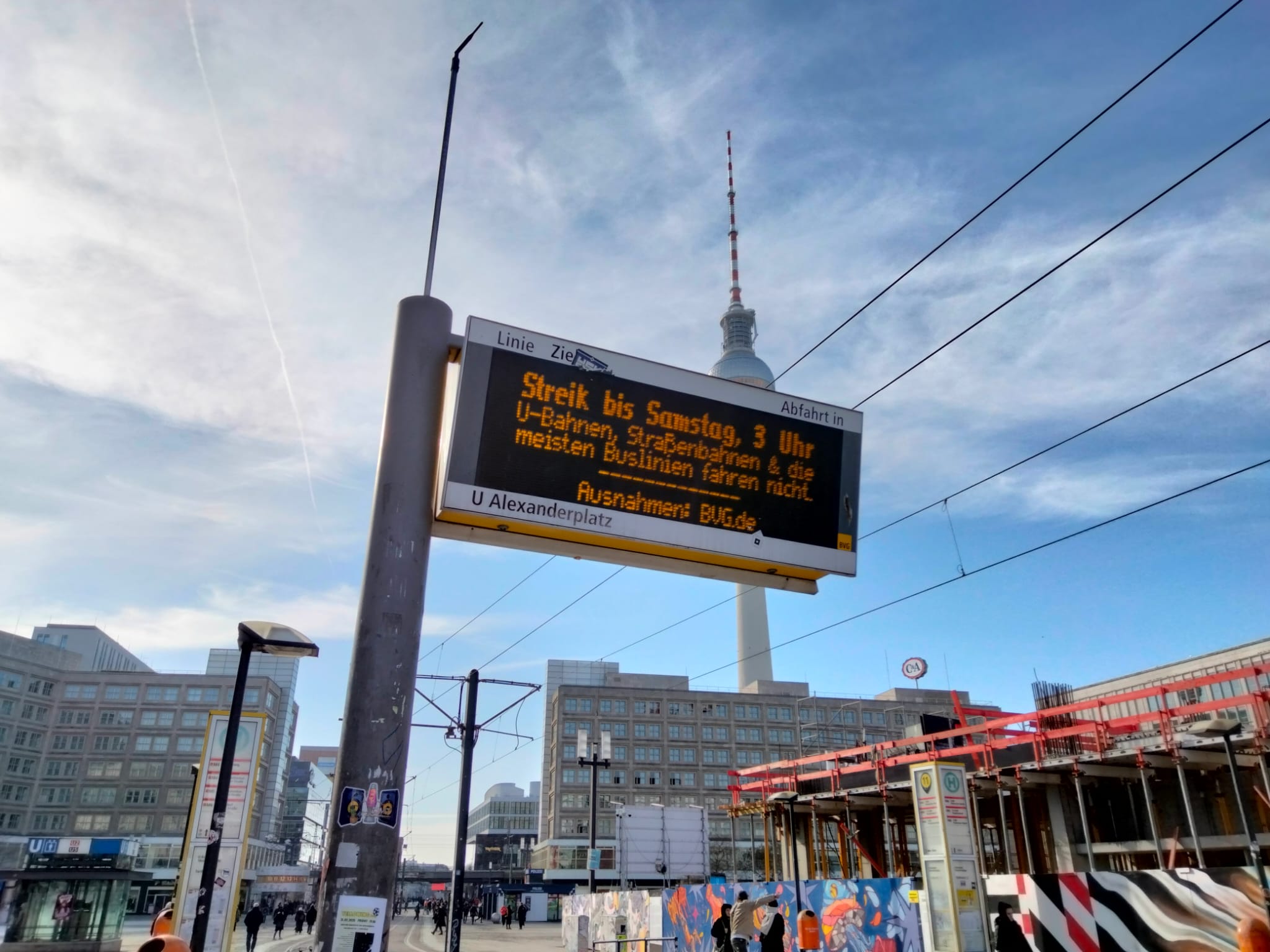 Aviso de la huelga en el transporte en una para de autobús de Alexanderplatz, en Berlín