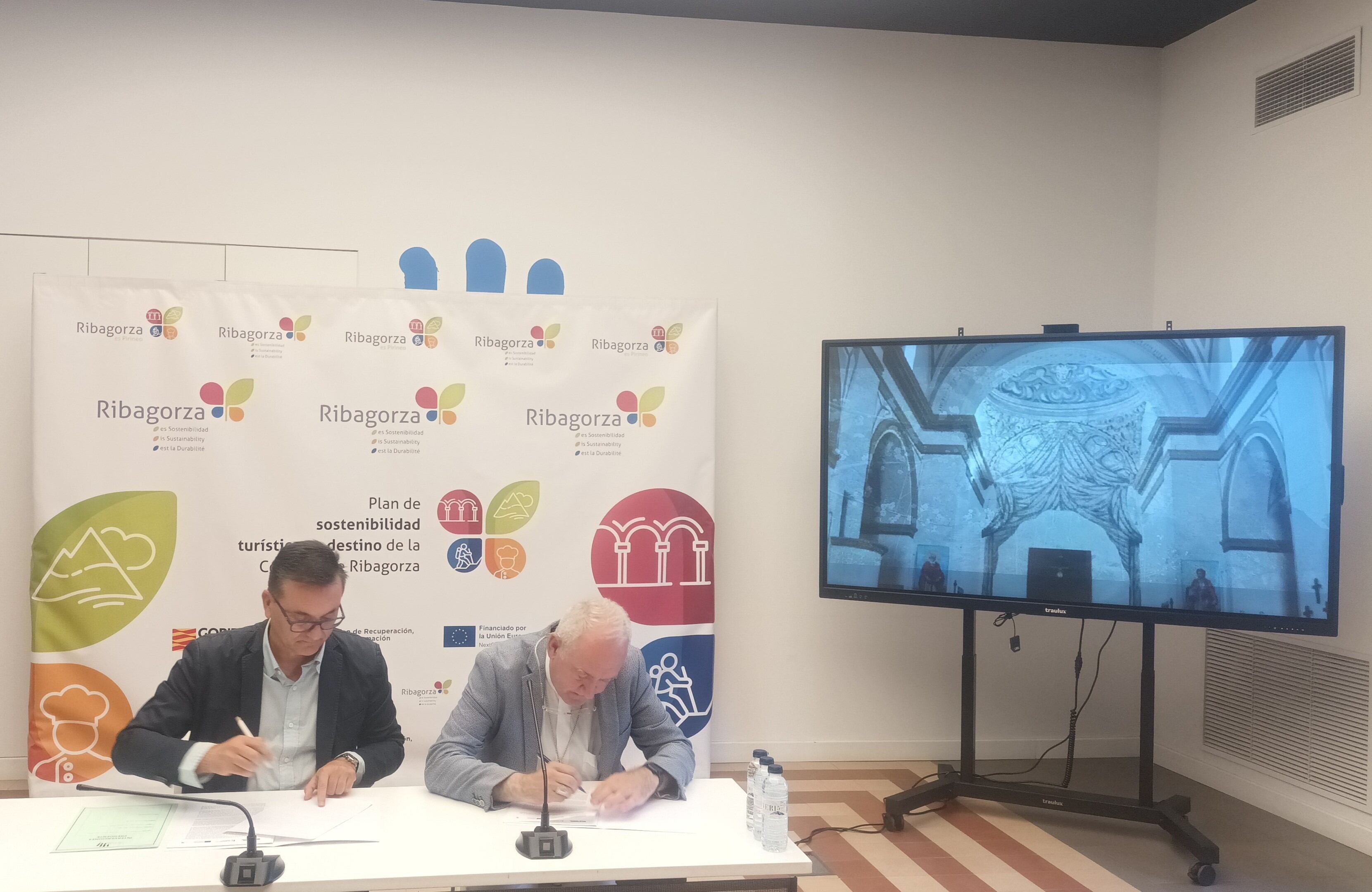 Roque Vicente y Ángel Pérez firmando el convenio