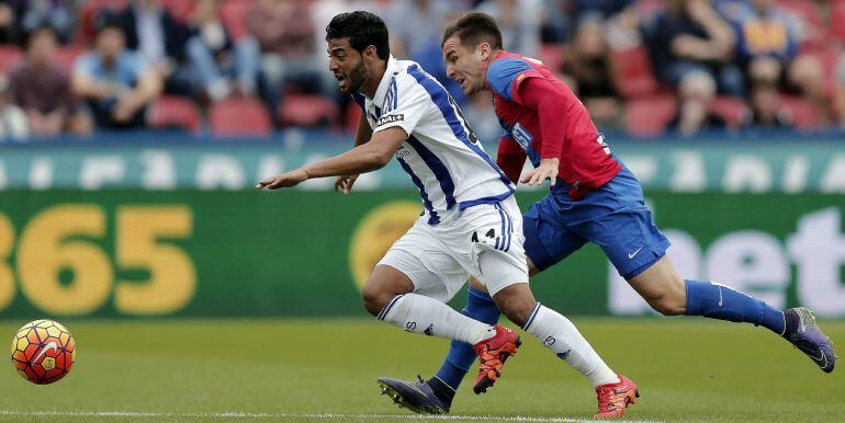 GRA080. 25/10/2015.- El jugador mexicano de la Real Sociedad, Carlos Vela (i), disputa un balón al jugador del Levante UD, Toño, durante el partido correspondiente a la novena jornada de Liga jugado esta mañana en el estadio Ciutat de Valencia. EFE/Manuel Bruque