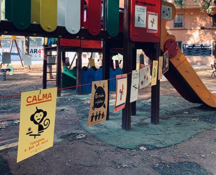 Cartel con el mensaje &quot;et trobe a faltar&quot; que Arquilecturas ha colocado en un parque de València.
