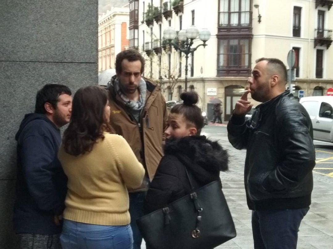 El padre y la hermana de la niña asesinada por su madre en Bilbao el pasado mes de enero durante un receso del juicio