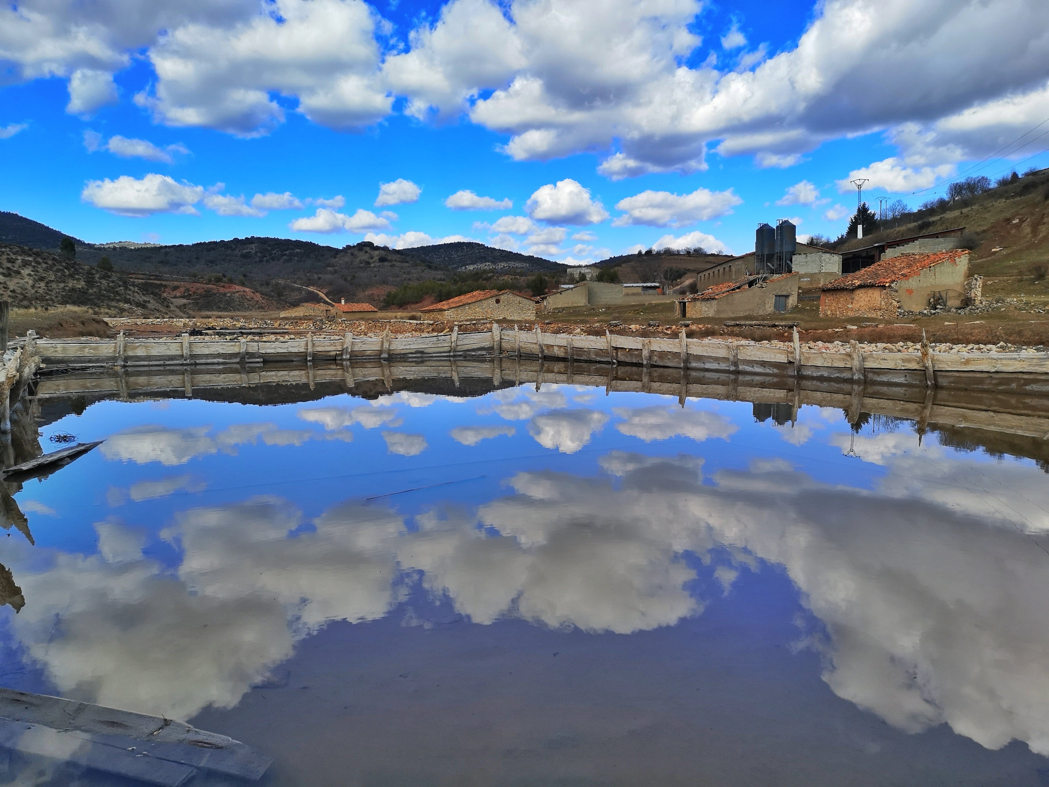 Balsa de agua en las antiguas minas de sal de Salinas del Manzano (Cuenca).