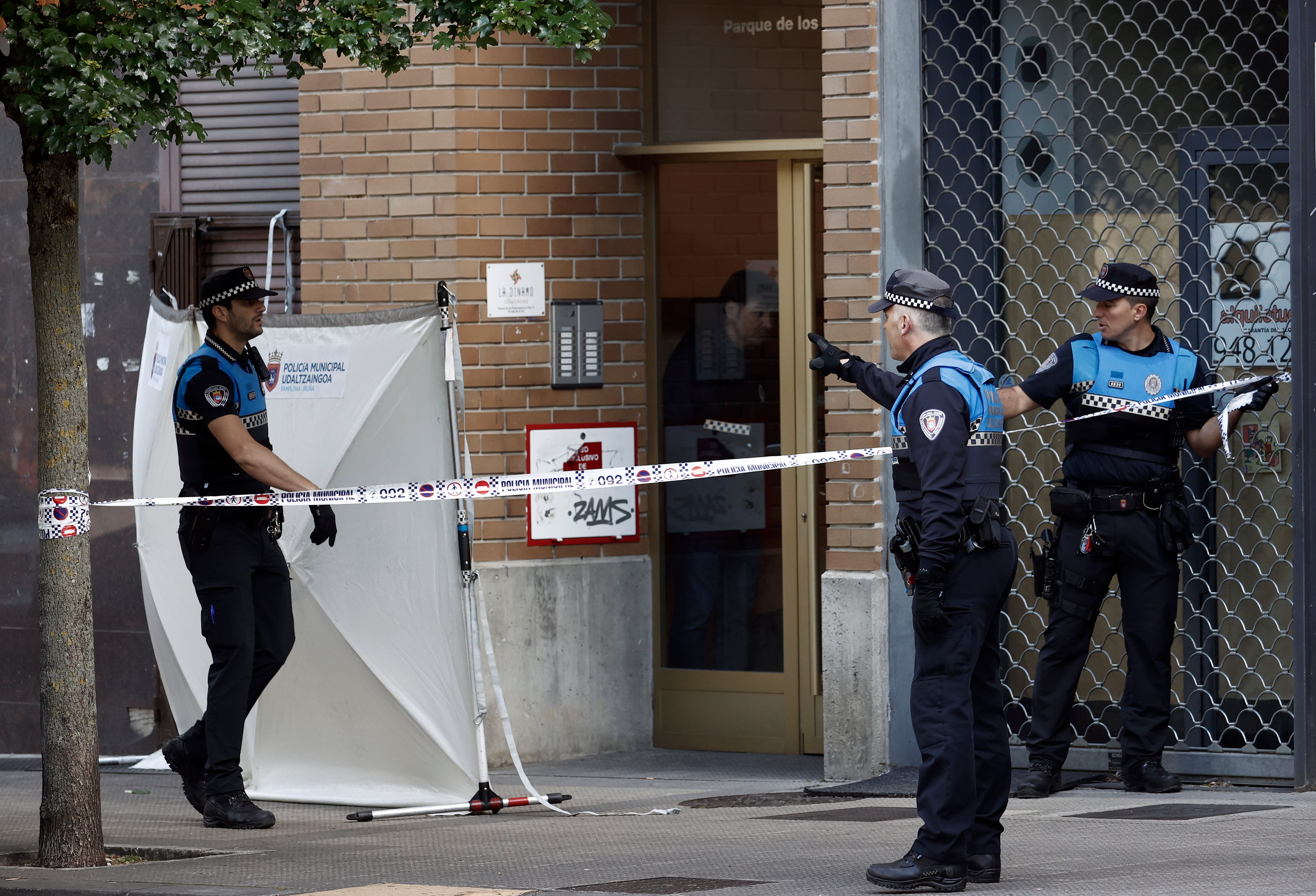 Un hombre ha fallecido en el barrio de la Rochapea de Pamplona por las heridas infligidas con un arma blanca presuntamente por su expareja, que poco después ha sido detenida en el lugar