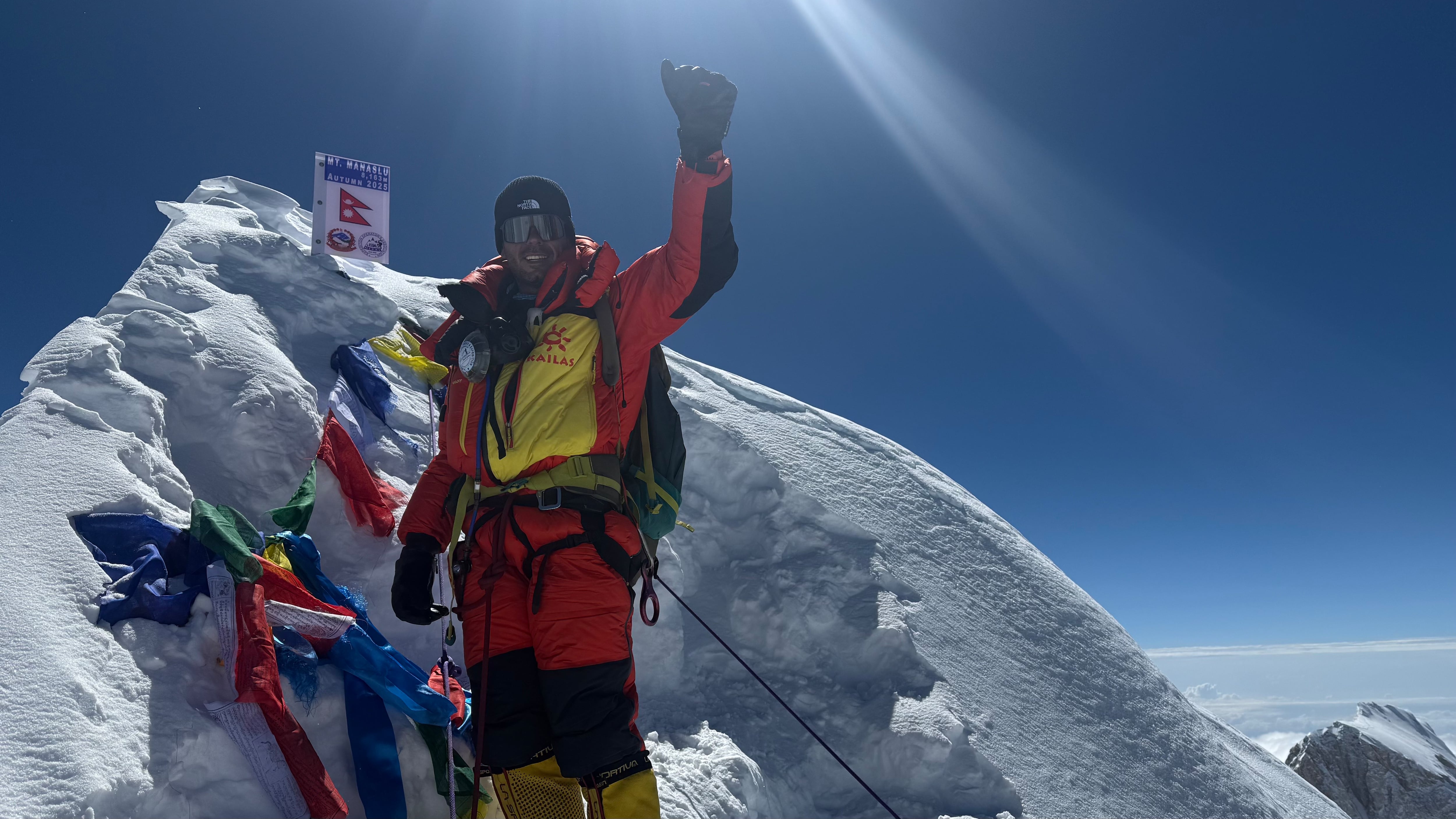 El lanzaroteño Joel Delgado en la cima del Manaslu, a 8.163 metros de altura.
