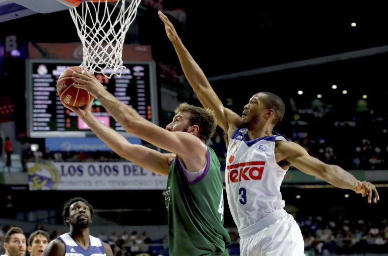 Musli intenta anotar ante la oposición de Randolph en el primer partido de liga