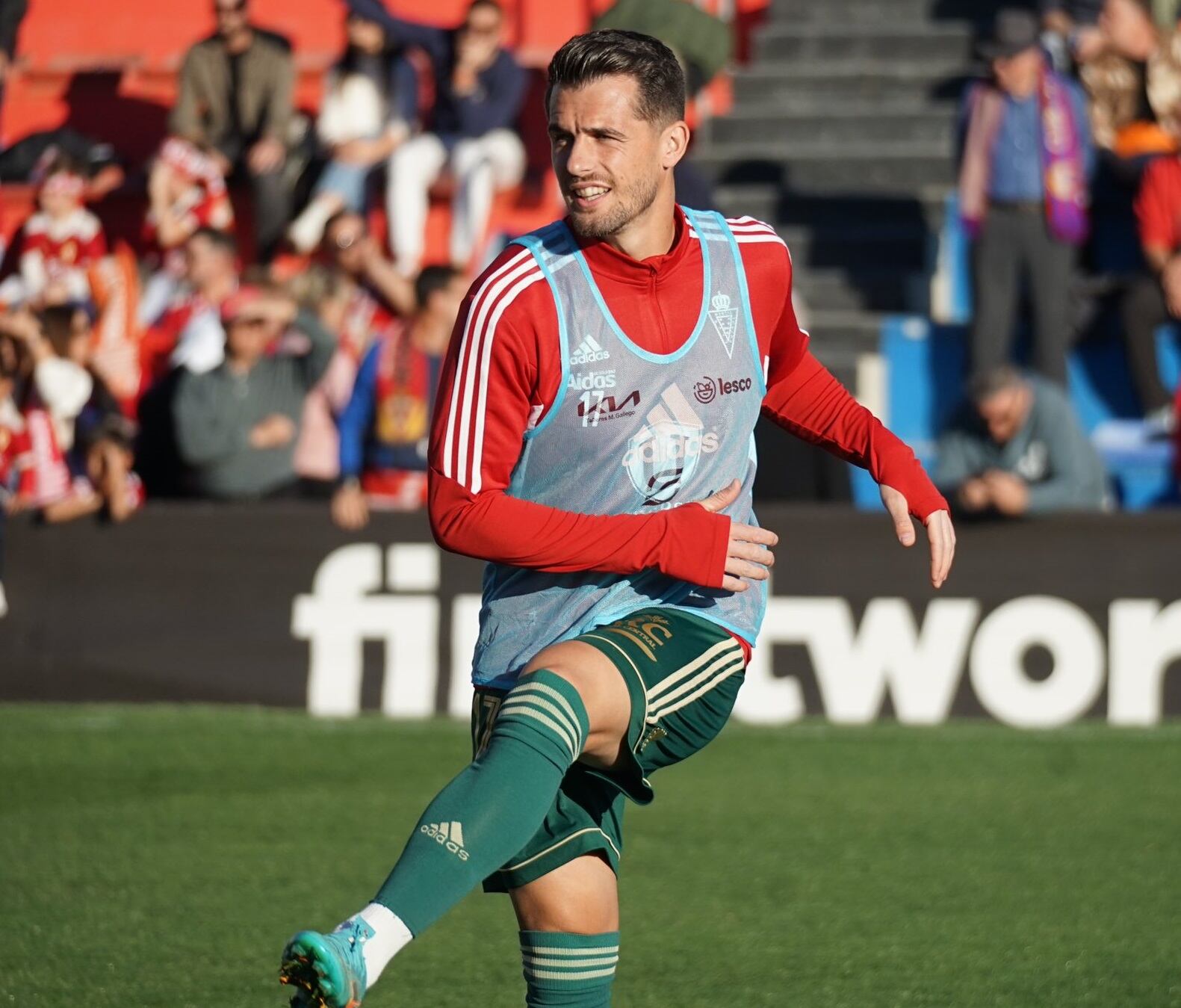 Dani Vega en el calentamiento del partido ante el Eldense