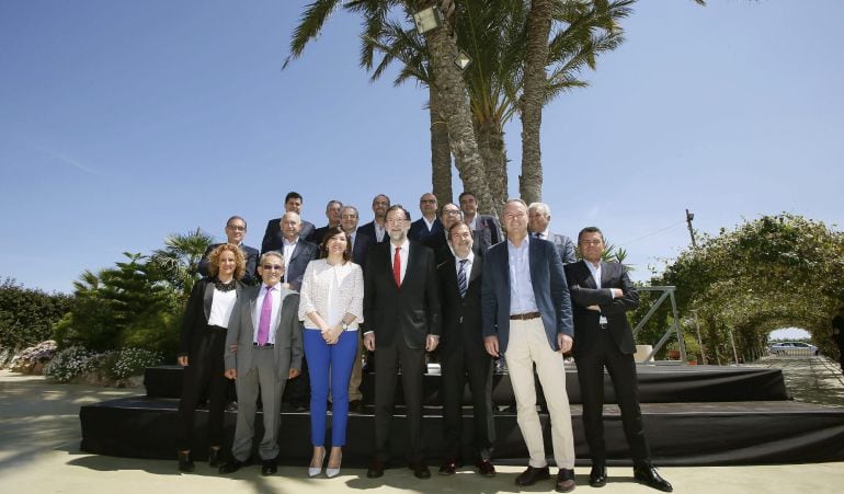 El presidente del Gobierno, Mariano Rajoy (c), posa con el presidente de la Generelitat, Alberto Fabra (2d), la alcaldesa de Elche, Mercedes Alonso (3i), y empresarios de la provincia alicantina y dirigentes políticos del PPCV, con los que ha compartido u