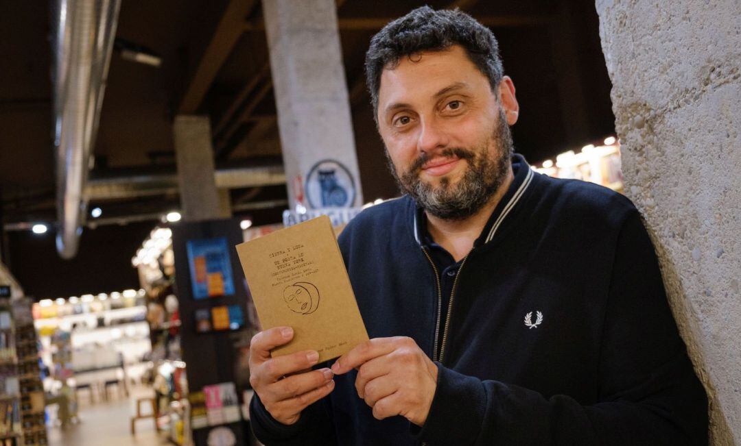 El editor riojano, Enrique Cabezón posa con un ejemplar de &#039;Tierra y Luna&#039;, de Federico García Lorca.