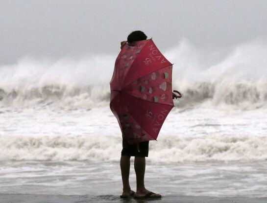 Un residente filipino observa desde la orilla del mar la llegada de Hagupit