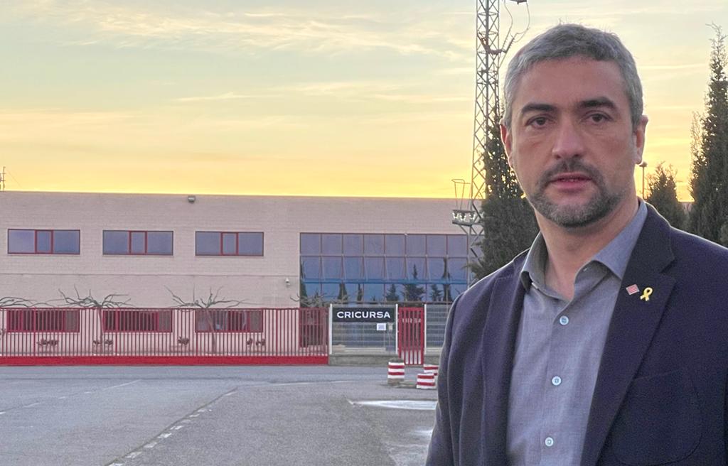 Bernat Solé davant l'empresa CRICURSA