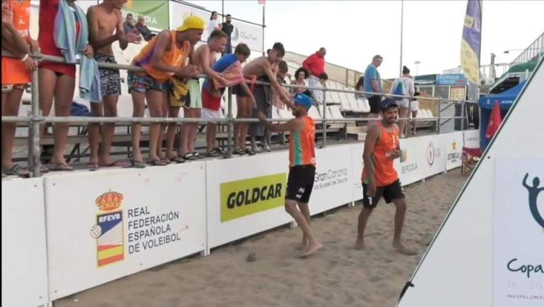 El equipo del Volei Prai Milenio Ourense, cuarto clasificado en el campeonato de España en Canarias.En la foto, Escolana y Tovar, del club ourensano.