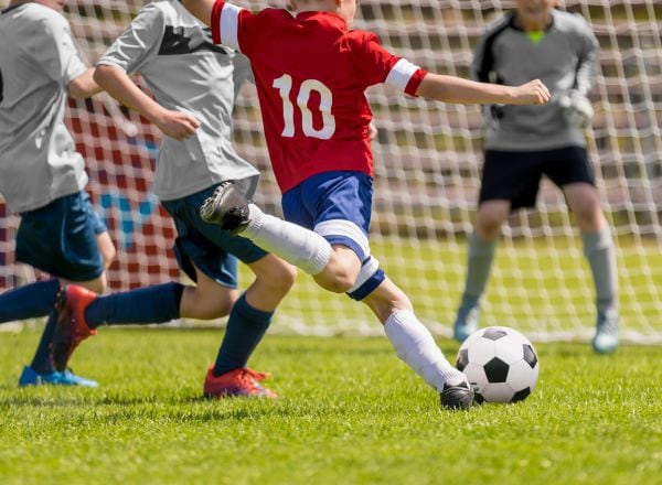 Niños jugando al fútbol