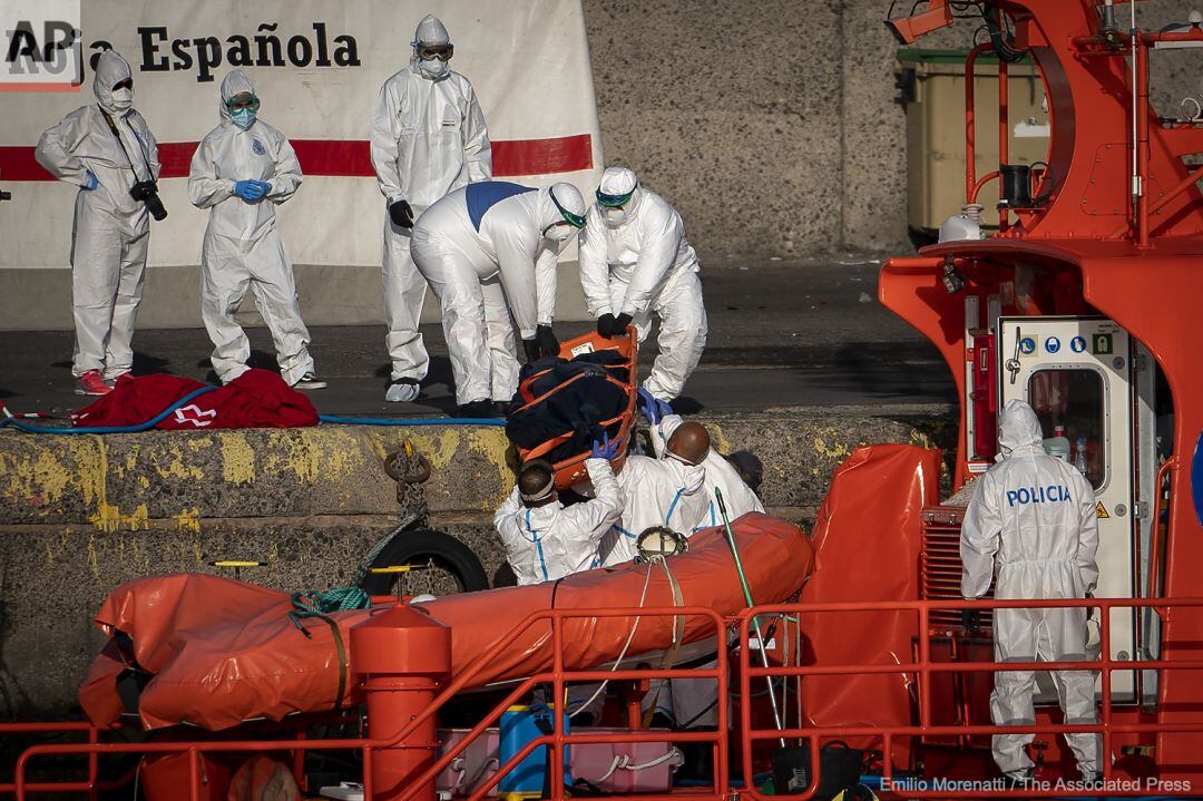 Desembarco de cadáveres en el puerto de Arguineguín