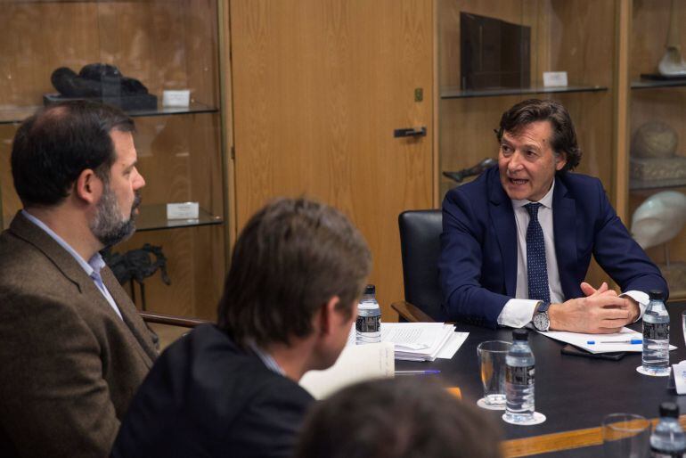 El secretario de Estado y exjugador de baloncesto, José Ramón Lete, conversa con el presidente de la Asociación de Baloncestistas Profesionales (ABP), Alfonso Reyes, durante la reunión que han mantenido en la Asociación de Clubes de Baloncesto (ACB) y la ABP, en el Consejo Superior de Deportes de Madrid