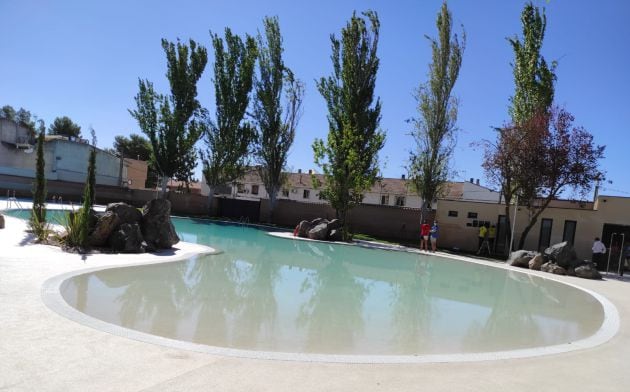 Imagen de la piscina central de las instalaciones que emula a una playa artificial