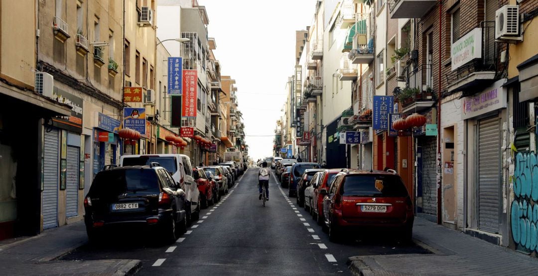 Un ciclista circula por una calle desierta en Usera, uno de los barrios afectados por las restricciones sanitarias.