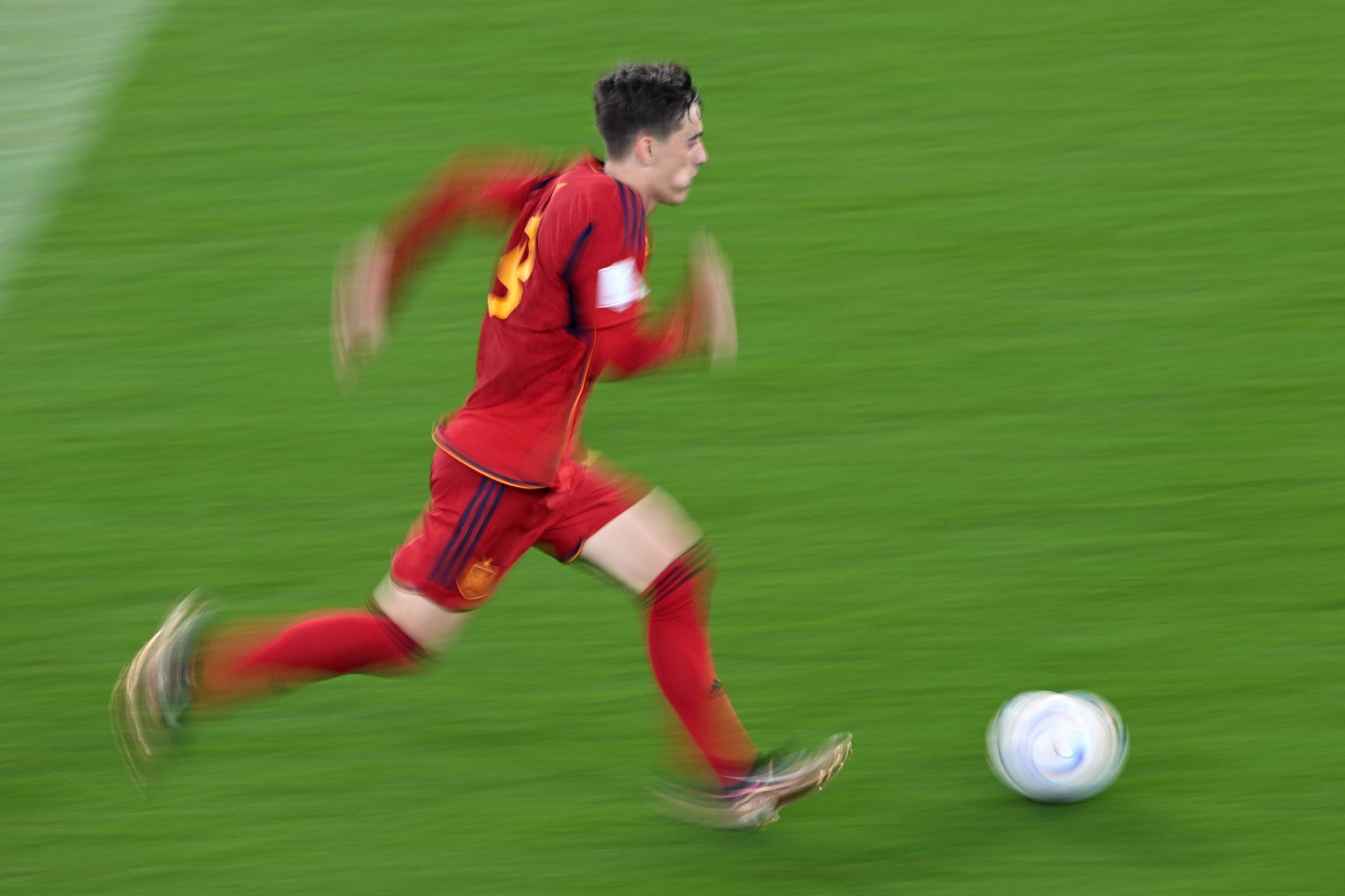 Gavi corre con el balón durante el España-Costa Rica del Mundial de Qatar