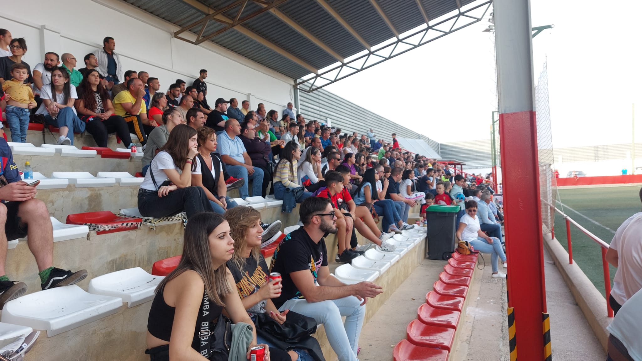 Aspecto que mostraban las gradas del Campo Municipal &#039;Francisco Herrera Cueva&#039;, en el encuentro frente al Begijar