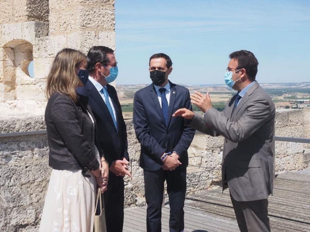 Roberto Díez, alcalde de Peñafiel, junto al presidente de la Diputación y presidentes nacional y provincial de la CEOE