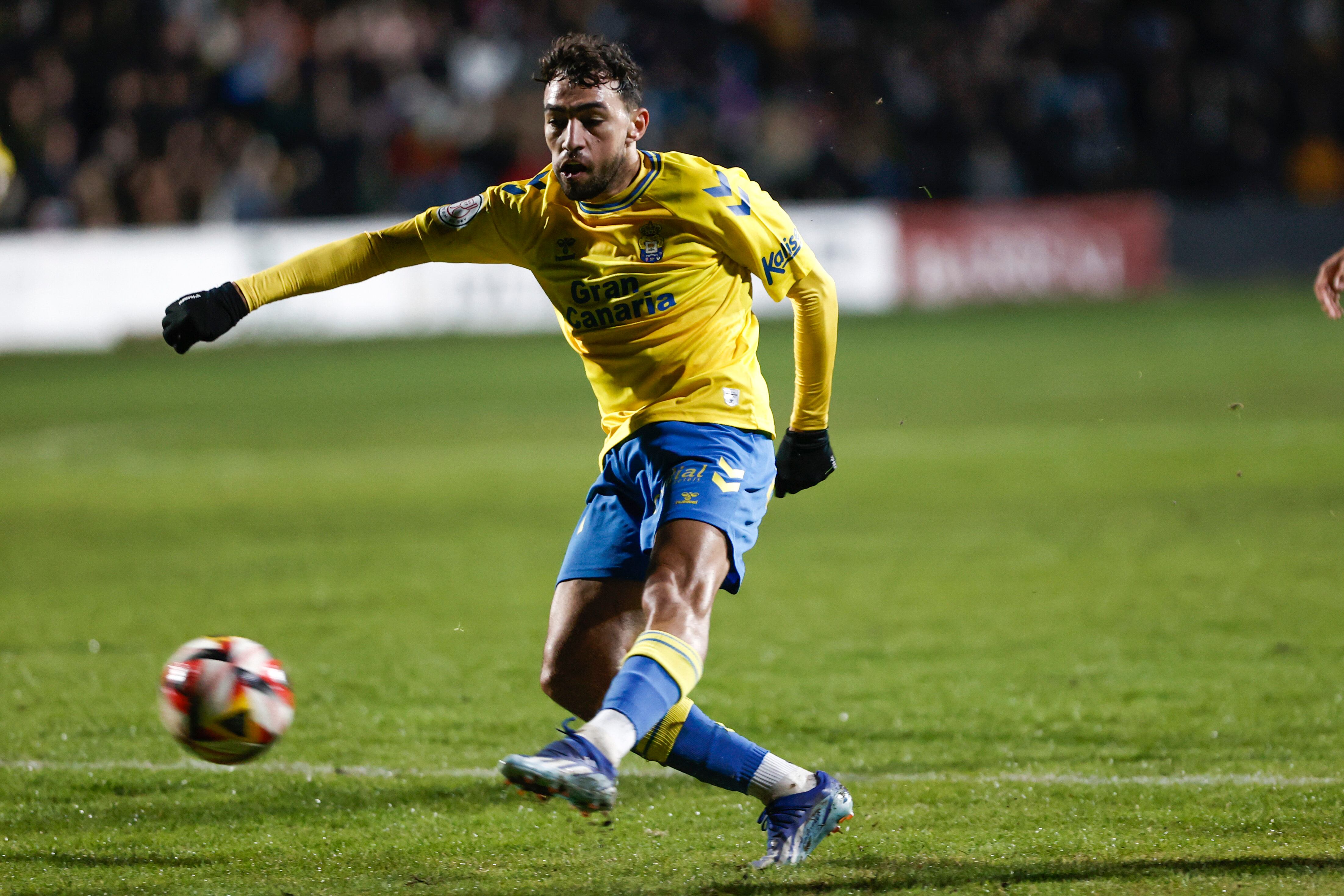 TUDELA (NAVARRA), 06/12/2023.- El delantero de la UD Las Palmas Munir El Haddadi dispara a puerta para conseguir su gol, segundo del equipo canario, durante el encuentro de segunda ronda de Copa del Rey que CD Tudelano y UD Las Palmas disputan hoy miércoles en el estadio Ciudad de Tudela. EFE/Jesús Diges
