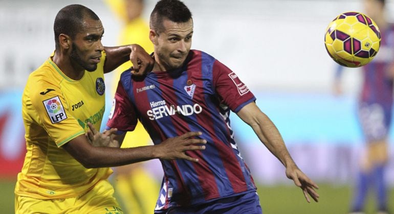 El jugador del Eibar Manu del Moral pelea un balón con el brasileño Naldo, del Getafe.