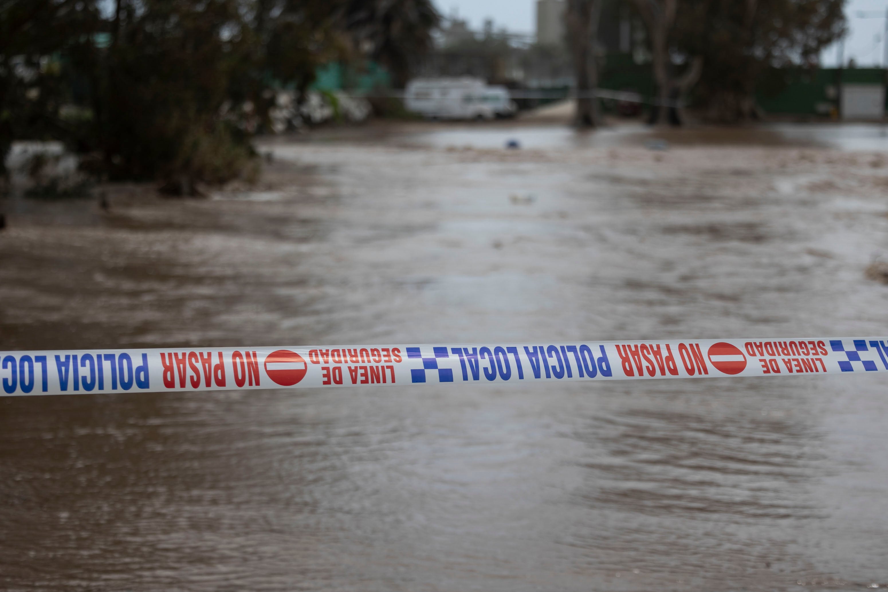MOGÁN (CANARIAS), 21/03/2026.- Corte de carretera en la desembocadura del barranco de Arguinegín a la costa de Mogán. . El Gobierno de Canarias ha activado este sábado la alerta por riesgo de inundaciones pluviales y por desprendimientos en las islas occidentales y en Gran Canaria, con motivo del paso del frente de la borrasca Therese, que azota el archipiélago desde el pasado miércoles. EFE/ Quique Curbelo