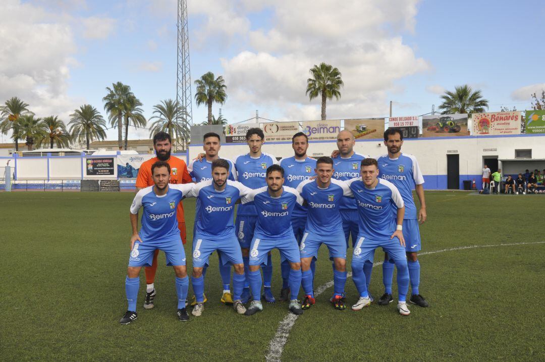 Equipo del CD Guadalcacín antes de comenzar un partido 