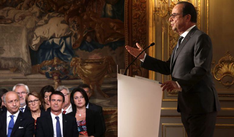 El presidente de Francia Francois Hollande se dirige a la rueda de prensa semestral en el Palacio del Elíseo.