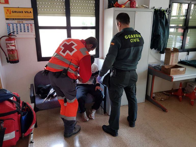 Cruz Roja y Guardia Civil atienden al inmigrante llegado en una patera a Calp (Alicante)