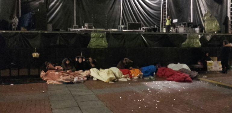 Varias personas duermen en sacos de dormir para ser los primeros en el concierto de Abraham Mateo