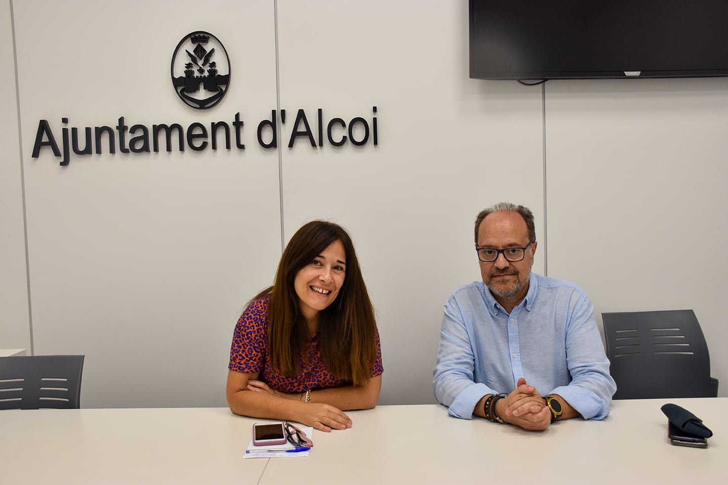 Lorena Zamorano, edil de Turismo, y Guzmán Bernabeu, presidente de la Asociación Alcoy Modernista, en la presentación de la segunda edición del concurso de fotografía y relatos cortos.