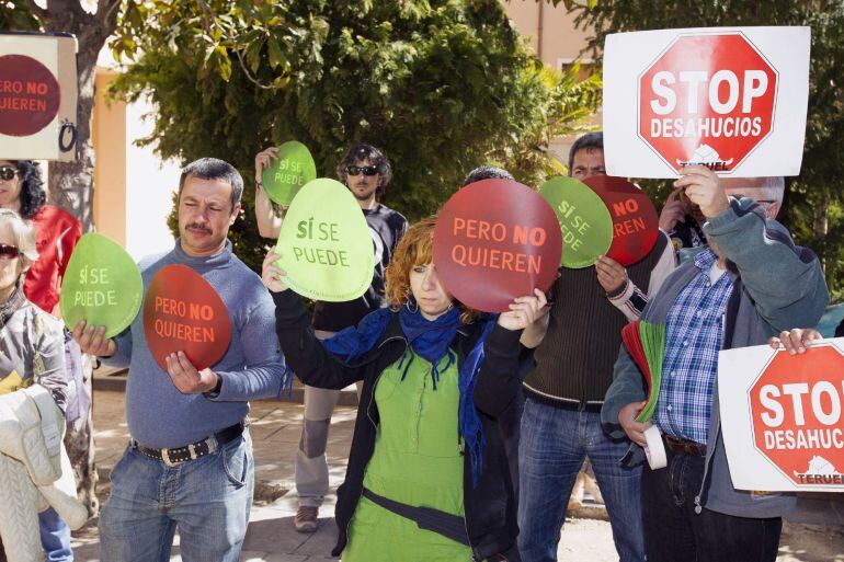 Una veintena de personas de la Plataforma Stop Desahucios de Teruel, con carteles de &quot;Sí se puede&quot;&quot;Pero no quieren&quot;, durante una protesta. EFE/Archivo