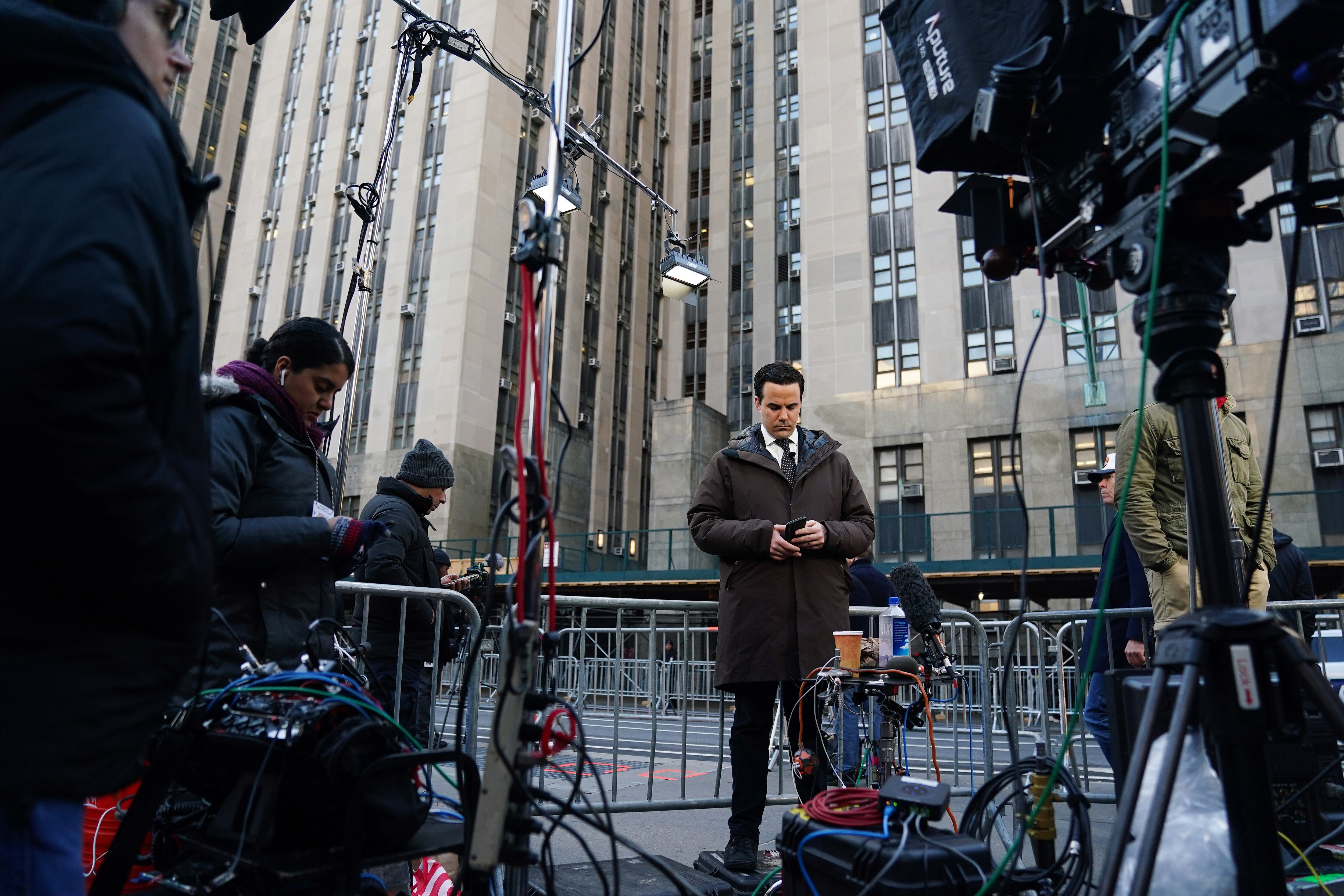 Miembros del a prensa esperan a las afueras de la corte criminal de Nueva York , dodne se encuentra el juez Juan Marchan