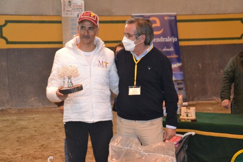 El ganador del LIV Raid Ciudad de Badajoz, Juan Carlos Ruiz, junto al presidente de la SHL, Antonio Fernández de la Concha.