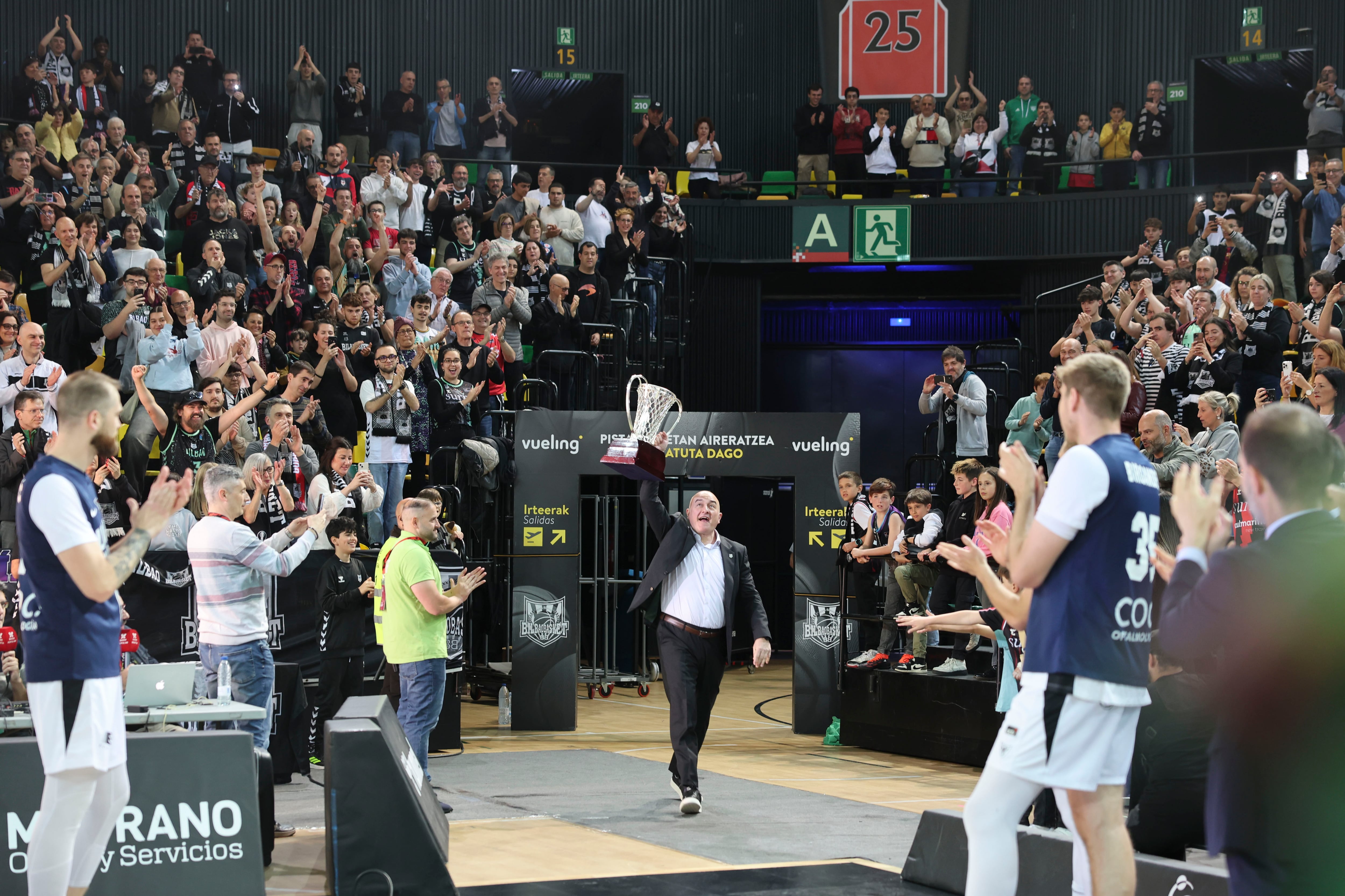 Jaume Ponsarnau sostiene el torneo de la FIBA Europe Cup en los momentos previos al partido de Liga Endesa entre el Bilbao Basket y el UCAM Murcia