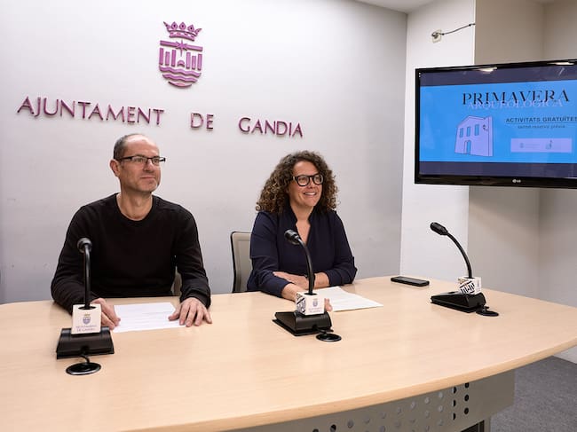 Carles Miret junto a la concejala Izquierdo, en la presentación de "Primavera Arqueológica"