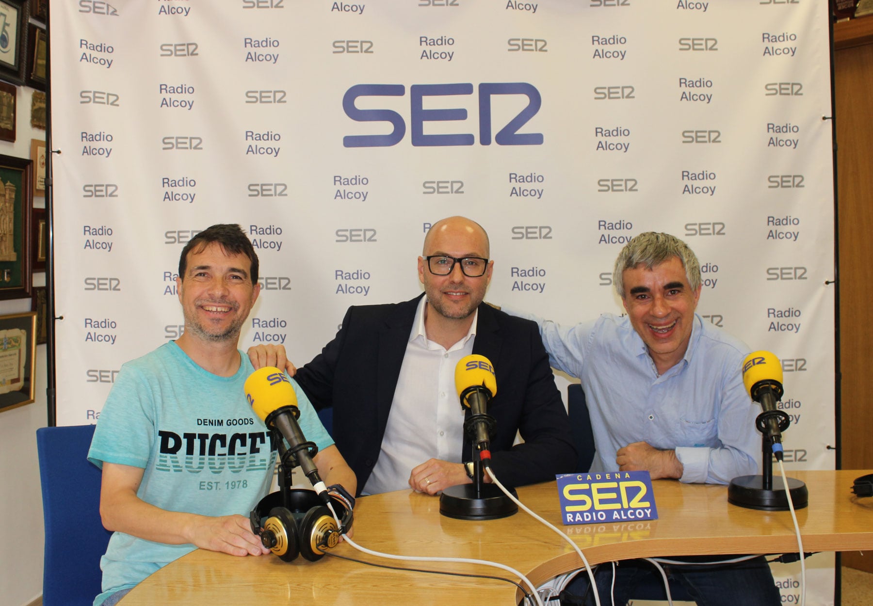 Ismael Mayor, Miguel Ángel Llorens y Paco Agulló, en el estudio central de Radio Alcoy