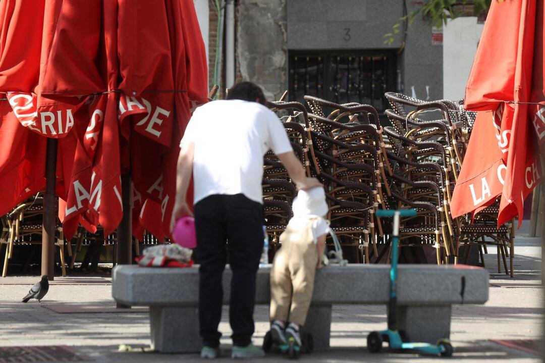 En la foto, terrazas cerradas en la Plaza Mayor, en Madrid, este domingo, un día antes de que la Comunidad pase a la fase 1 del plan de desescalada. 