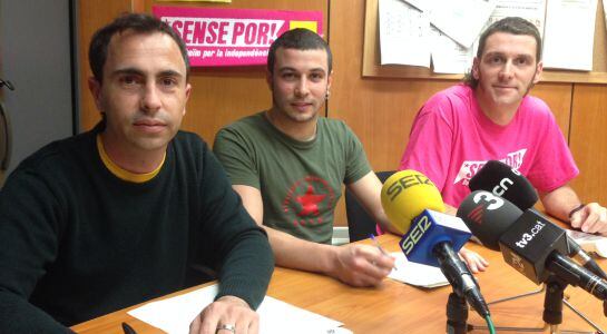 David Vidal (esquerra), amb d'altres regidors de la CUP a Reus.