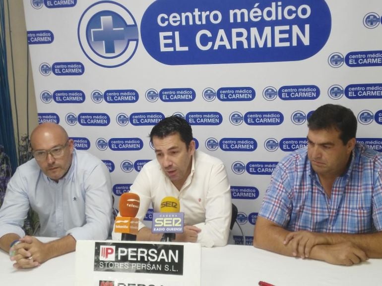 El nuevo presidente del COB, Camilo Álvarez, primero por la derecha, en rueda de prensa, hace unos días,cuando Gonzalo García, era renovado como entrenador del COB