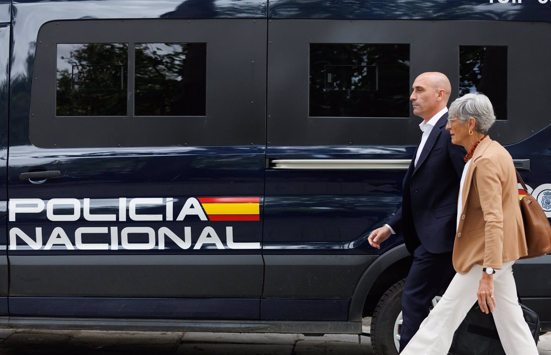 El expresidente de la Real Federación Española de Fútbol (RFEF), Luis Rubiales y su abogado Olga Tubau, salen de declarar de la Audiencia Nacional, a 15 de septiembre de 2023, en Madrid - Eduardo Parra - Europa Press