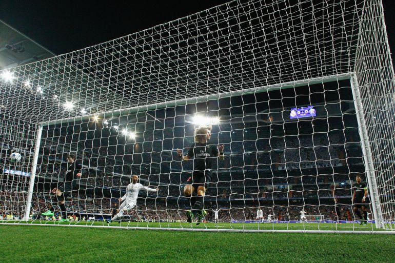 Jesé celebra el gol de Nacho al PSG