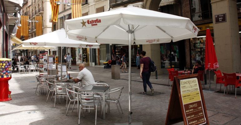 Una terrassa d&#039;un bar de la plaça de la Sal de Lleida. El sector serveis és el que ha creat més llocs de treball en el darrer trimestre