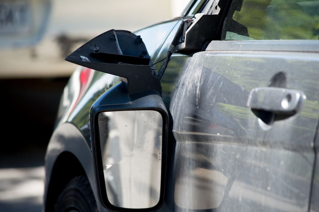 Un coche con un retrovisor roto. Archivo.