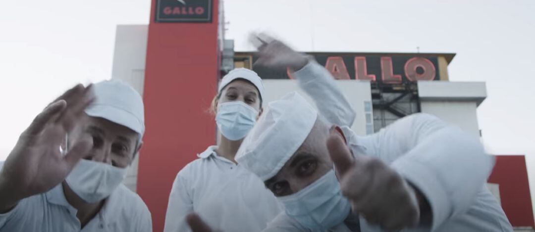 Trabajadores de Pastas Gallo en el videoclip Que vuelva la vida