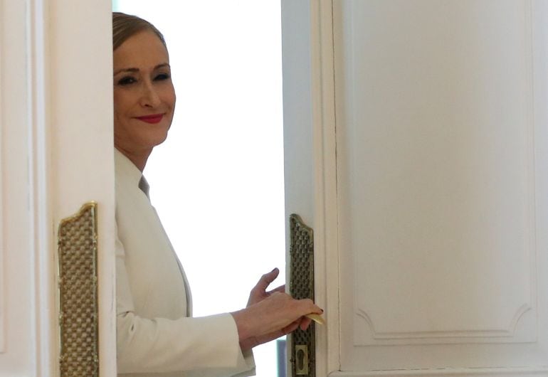 Cifuentes abandona la sala de prensa en la que ha anunciado su dimisión